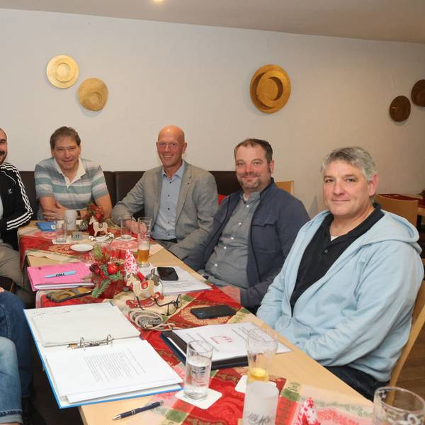 Das Jugendschutzkonzept des SV Morsbach vorgestellt haben Marion Kamieth (von links), Irina Stricker, Christian Baumgart, Vereinsvorsitzender Reinhard Langen, Tim Bubenzer, Michael Fenstermacher und Thomas Eiteneuer.