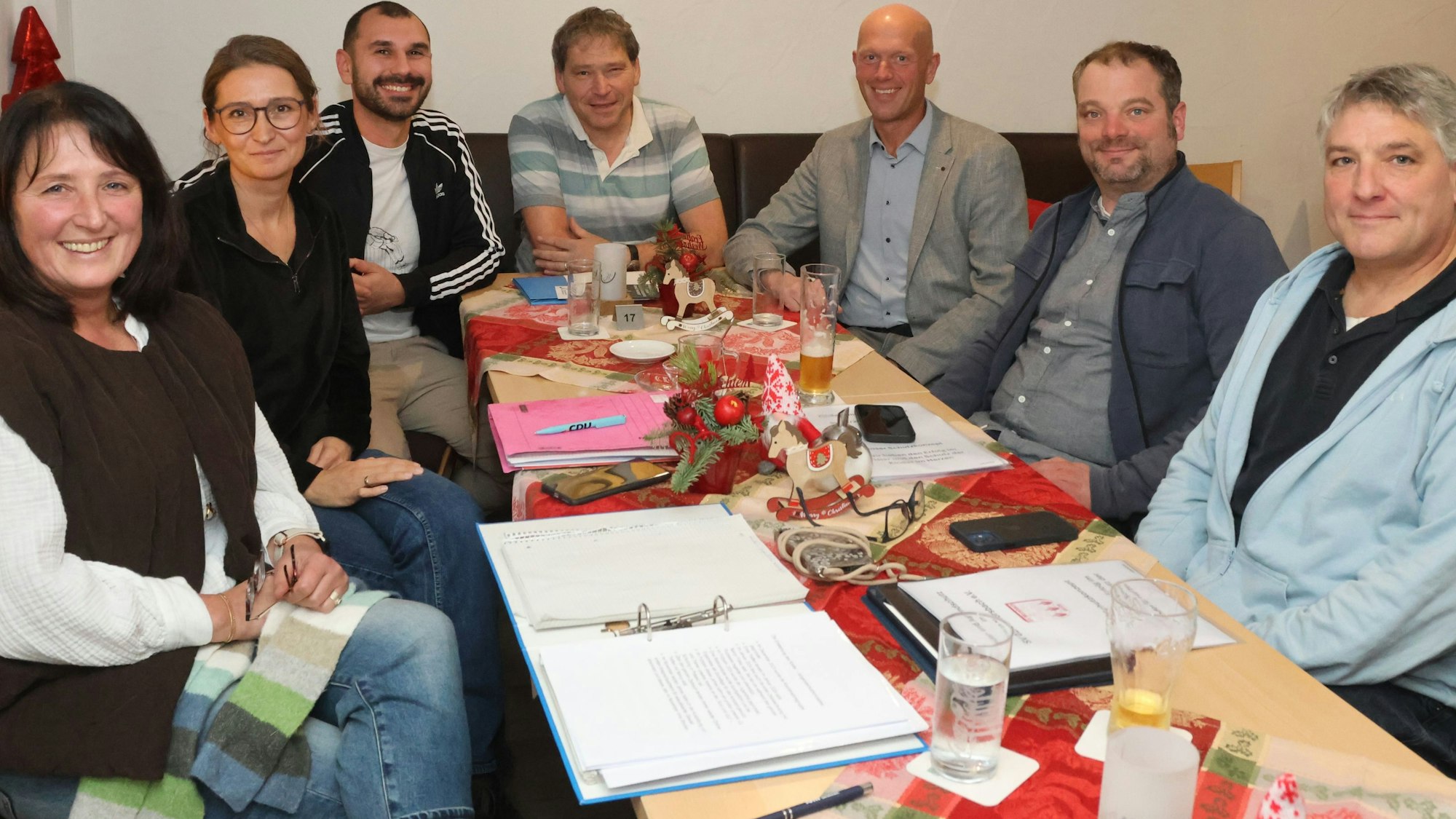 Das Jugendschutzkonzept des SV Morsbach vorgestellt haben Marion Kamieth (von links), Irina Stricker, Christian Baumgart, Vereinsvorsitzender Reinhard Langen, Tim Bubenzer, Michael Fenstermacher und Thomas Eiteneuer.