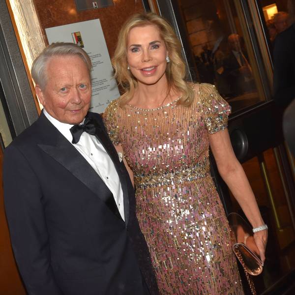 Wolfgang Porsche und Gabriele, Prinzessin zu Leiningen, auf dem roten Teppich.
