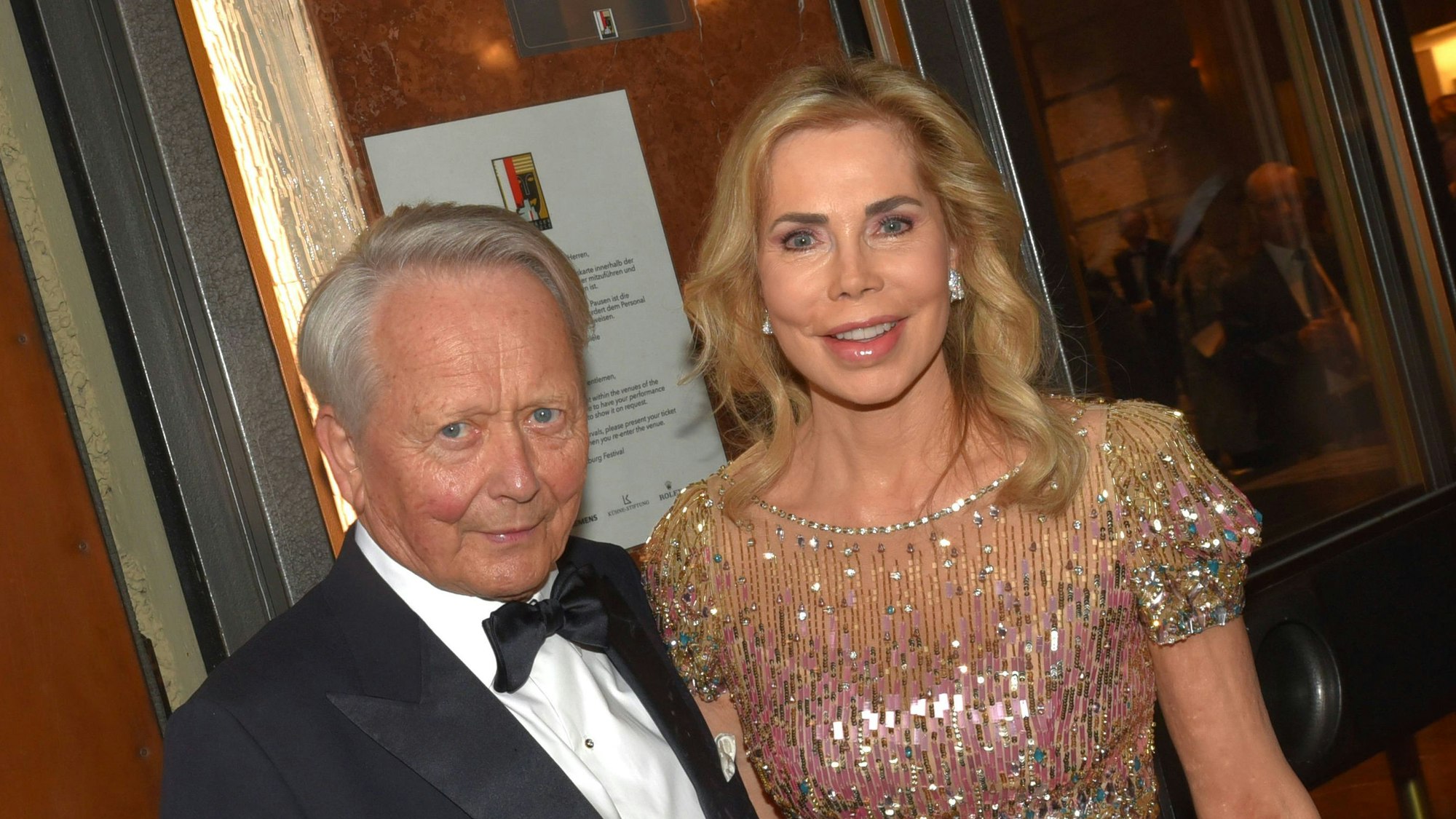 Wolfgang Porsche und Gabriele, Prinzessin zu Leiningen, auf dem roten Teppich.