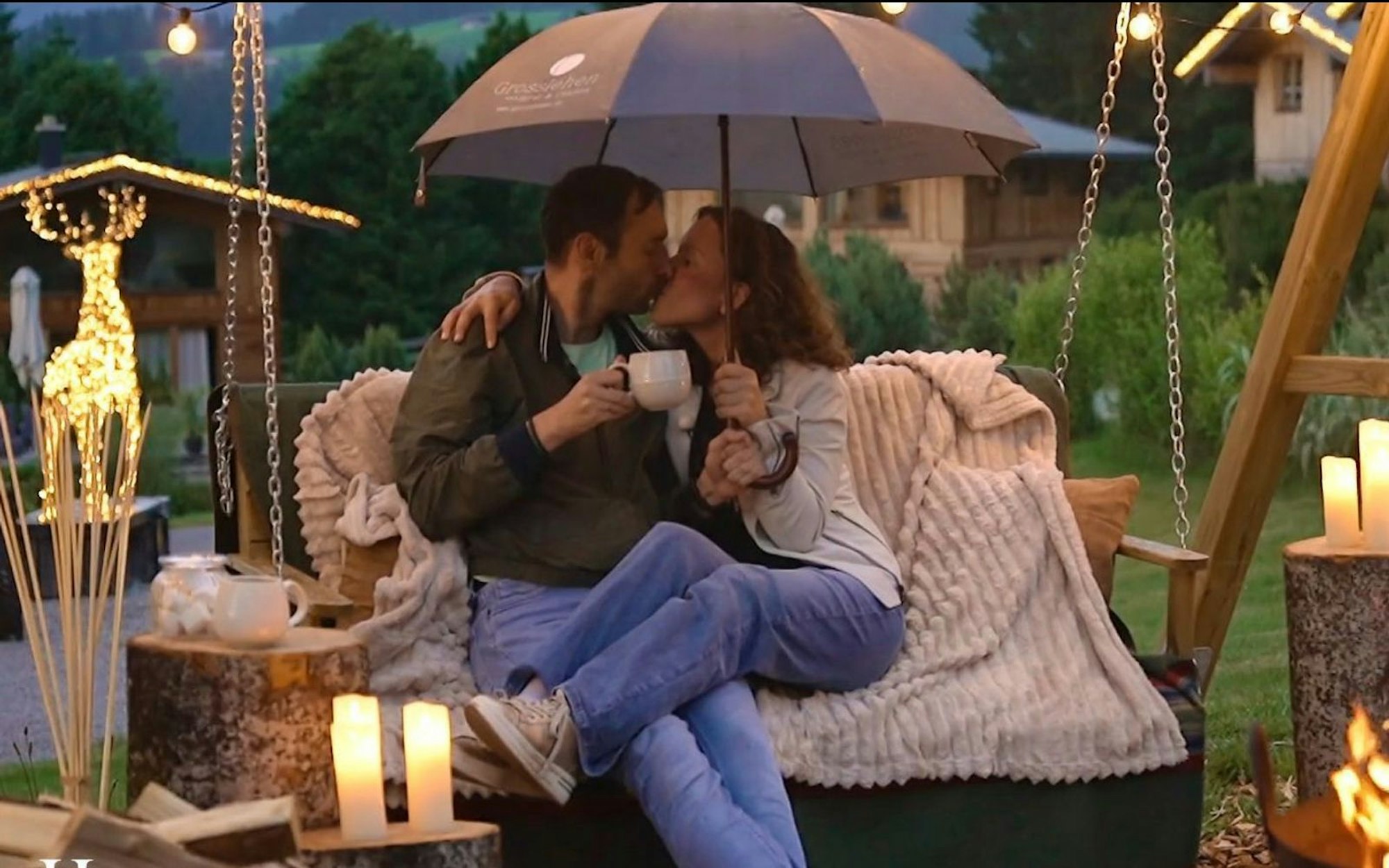 Martin und Sarah schweben im siebten Himmel. (Bild: Sat.1)