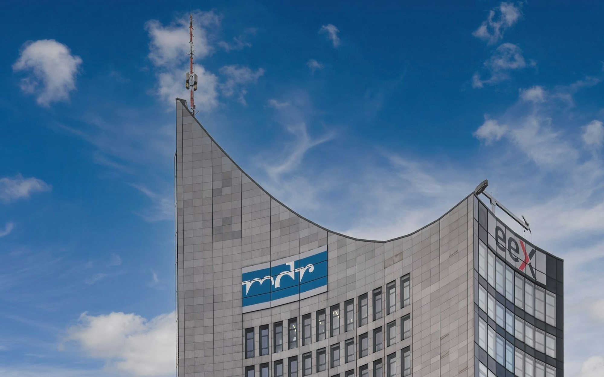 Der MDR-Turm in Leipzig: Auch beim sächsischen ARD-Sender wird der Rotstift angesetzt. (Bild: iStock / taranchic)