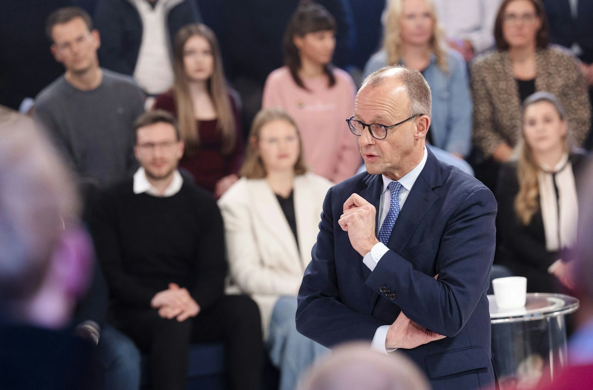 Friedrich Merz stellte sich in der Live-Sendung den Fragen von 150 Bürgerinnen und Bürger aus allen Ecken des Landes. (Bild: WDR / Ben Knabe)