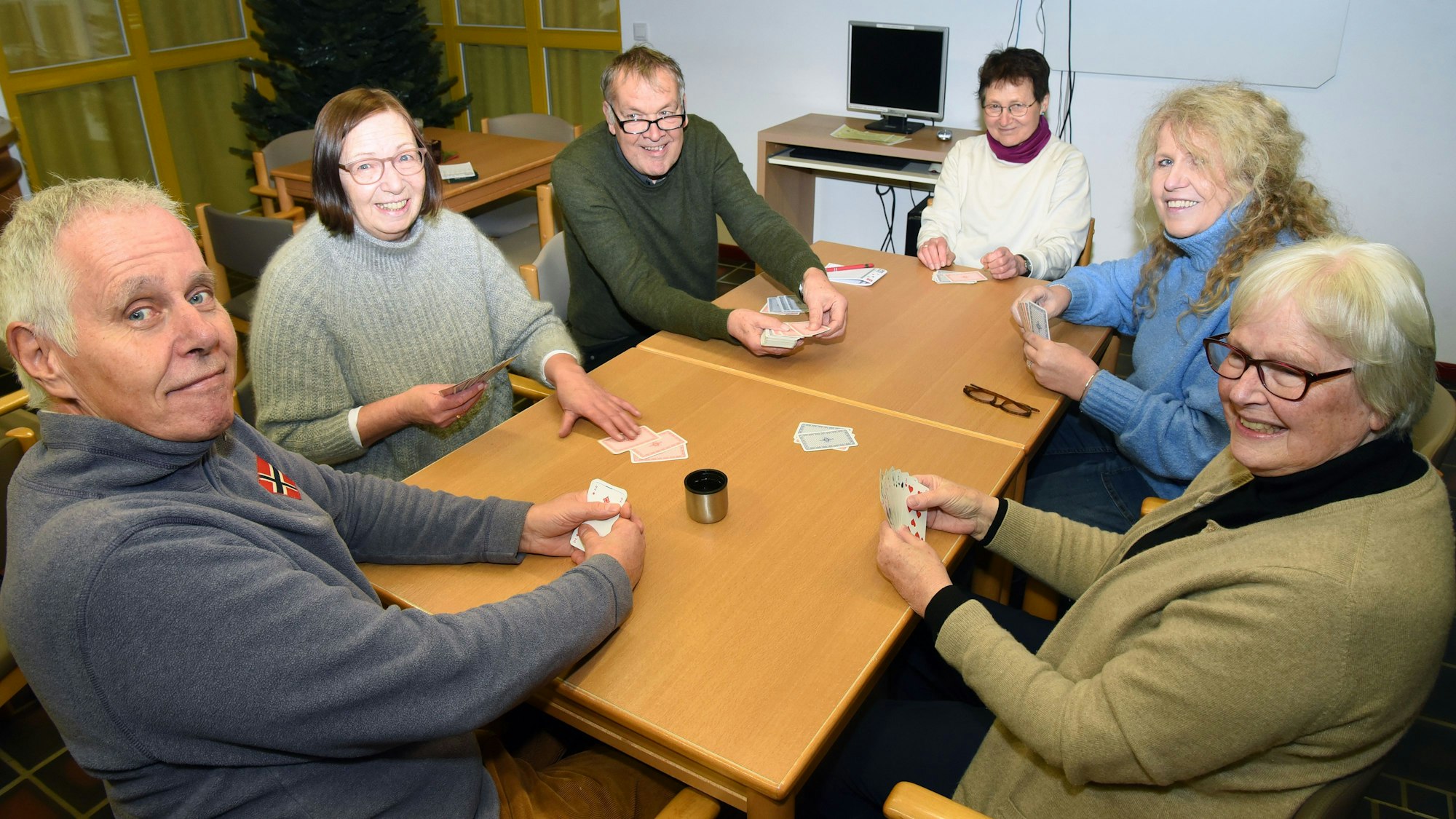 Die Zwar Gruppe im Caritas Mehrgenerationenhaus in Marienheide in der Landwehrstraße beim Kartenspiel.