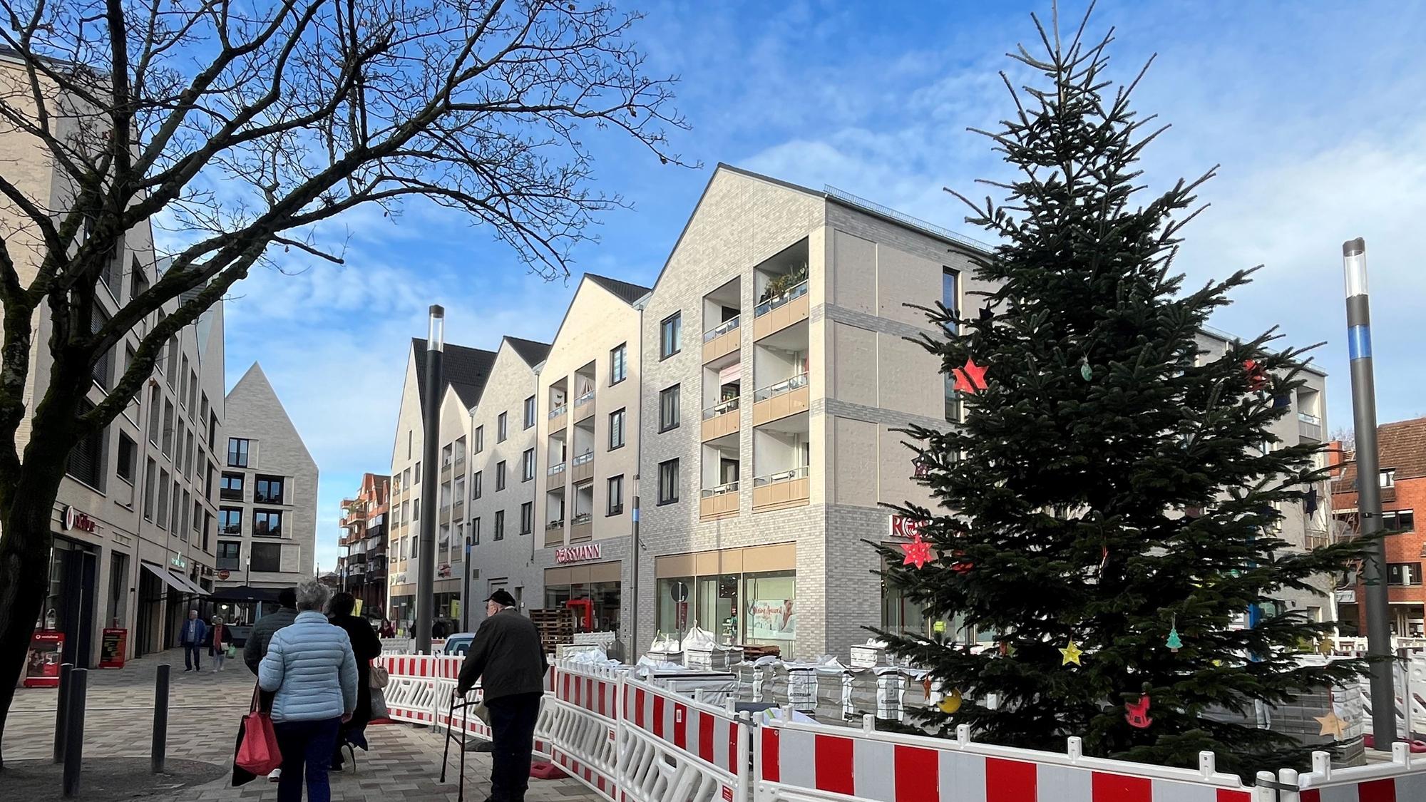 Zum geschmückten Baum in Porz-Mitte aus dem vergangenen Jahr – der anlässlich des Weihnachtsmarktes aufgestellt wurde – soll eine neue Winterbeleuchtung kommen.