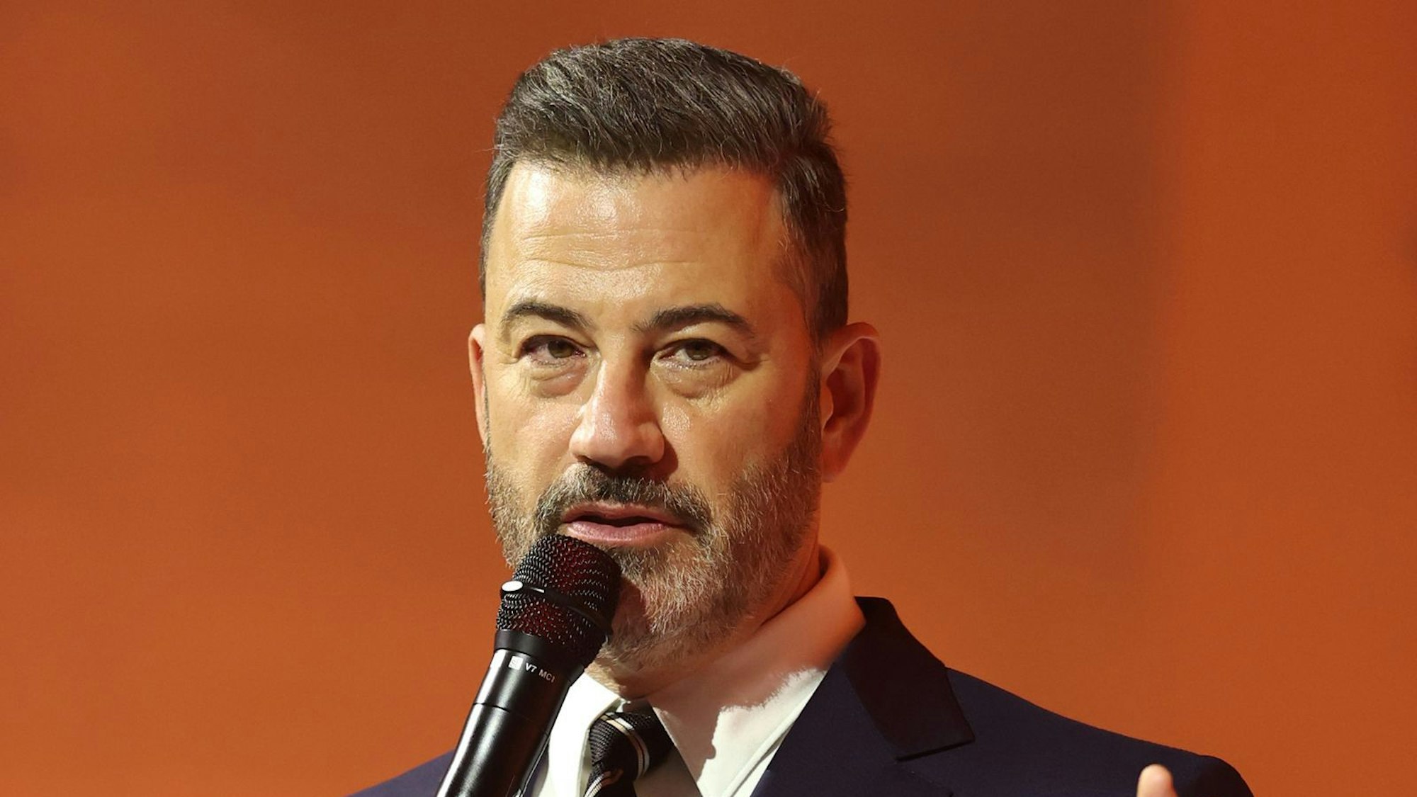 Jimmy Kimmel hat seinen Vertrag mit den Netzwerk ABC verlängert. (Bild: 2025 Getty Images/Monica Schipper)