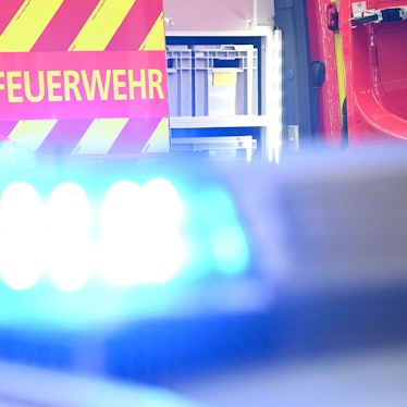 Durch einen Brand in Leverkusen kommt es am Dienstagabend (9. Dezember 2025) zu einer starken Rauchentwicklung (Symbolfoto).