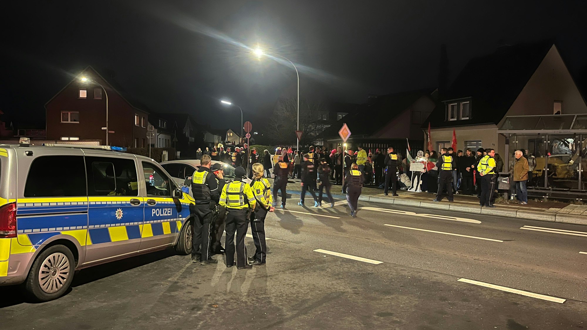 Bundeskanzler Friedrich Merz war zu Besuch bei der Sendung "Die Arena", die live aus der Lemo-Halle gesendet wurde. Links-Jugend solid und "Seaeye" demonstrierten dagegen.
