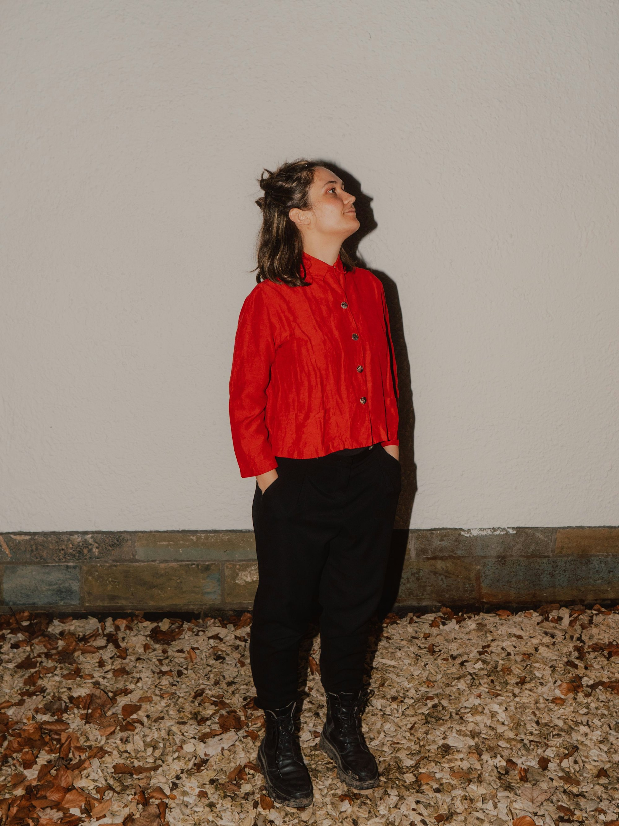 Luise Volkmann posiert mit den Händen in den Taschen.