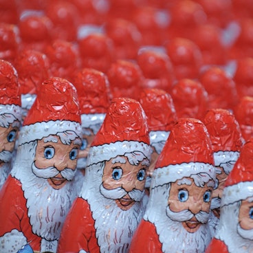 Ein Muss in der Weihnachtszeit, aber günstig sind sie nicht: Schoko-Weihnachtsmänner.