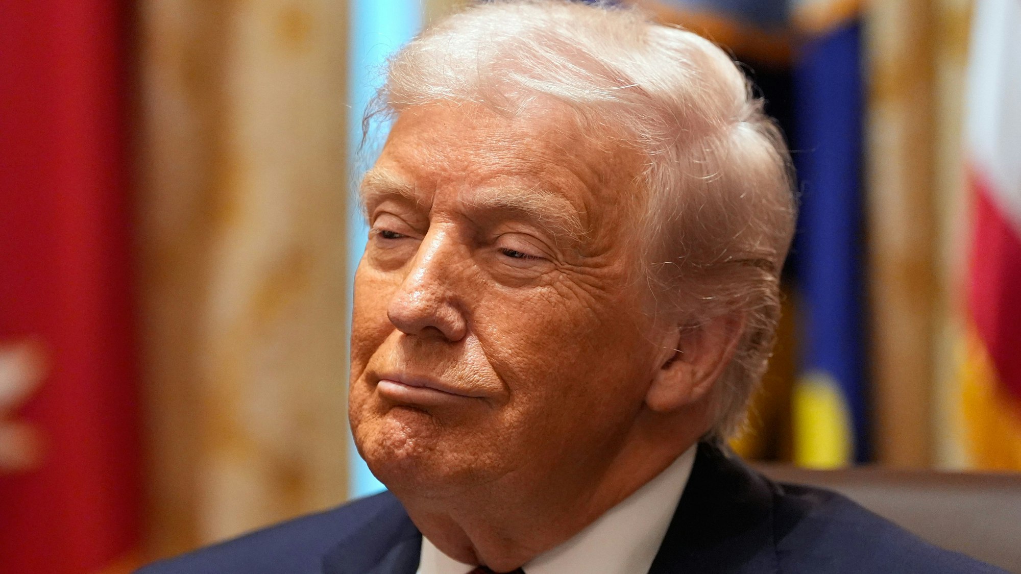 08.12.2025, USA, Washington: US-Präsident Donald Trump reagiert im Kabinettssaal des Weißen Hauses. Die amerikanische Regierung plant ein Milliardenpaket zur Stützung der Landwirte. Foto: Alex Brandon/AP/dpa +++ dpa-Bildfunk +++