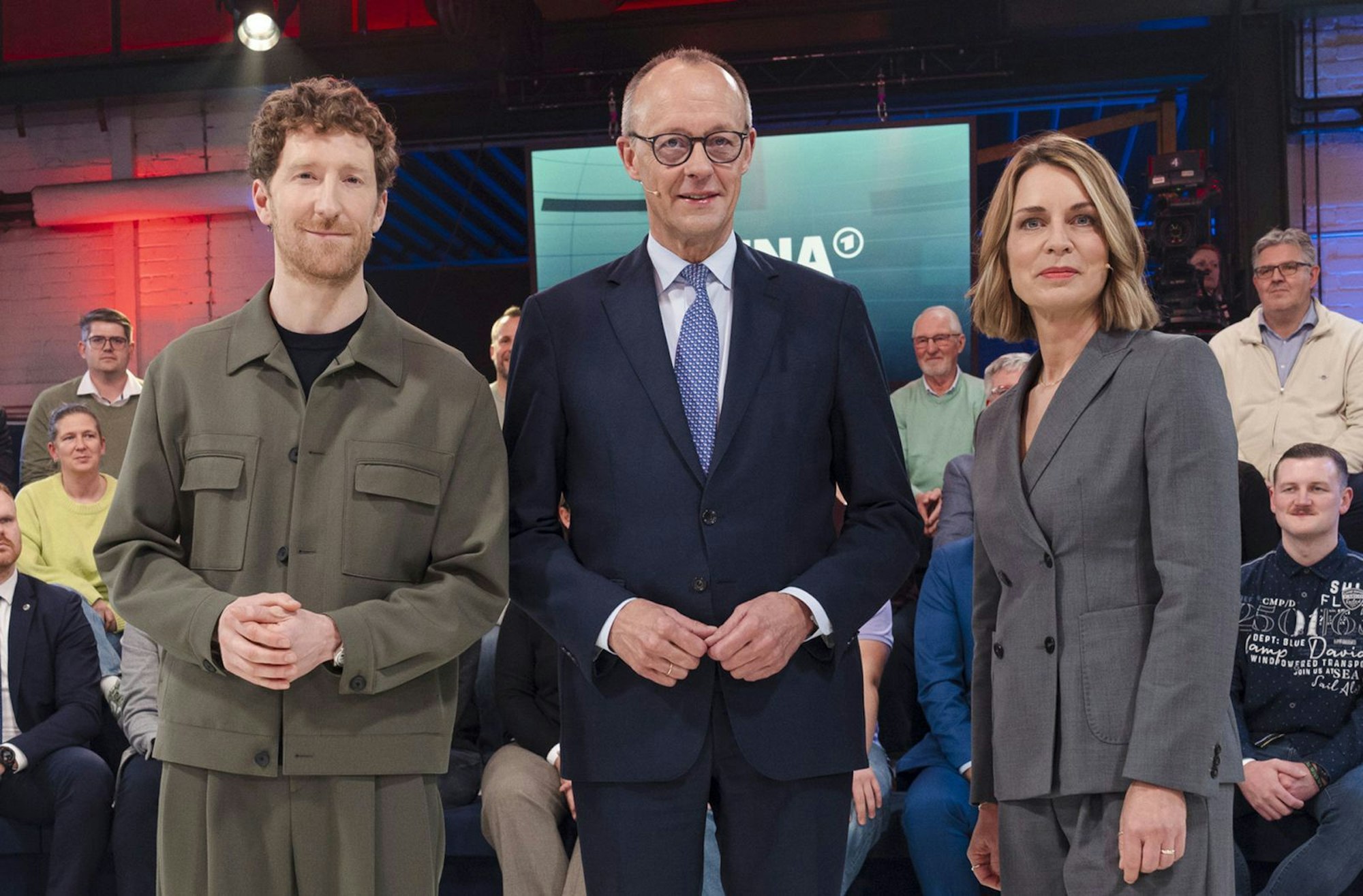 Louis Klamroth (links) und Jessy Wellmer führten durch die Fragestunde mit Friedrich Merz. (Bild: WDR / Ben Knabe)