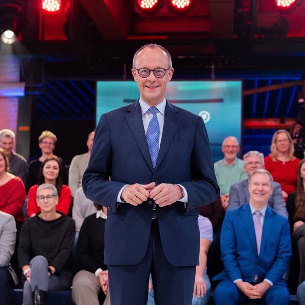 08.12.2025, Nordrhein-Westfalen, Niederkassel: Bundeskanzler Friedrich Merz (CDU) steht vor der Live-Sendung der ARD-„Arena“ in der Lemo Kulturhalle. Zum Ende seines ersten Jahres im Amt stellt sich der Bundeskanzler in der Sendung live den Fragen von Bürgerinnen und Bürgern. Foto: Rolf Vennenbernd/dpa +++ dpa-Bildfunk +++