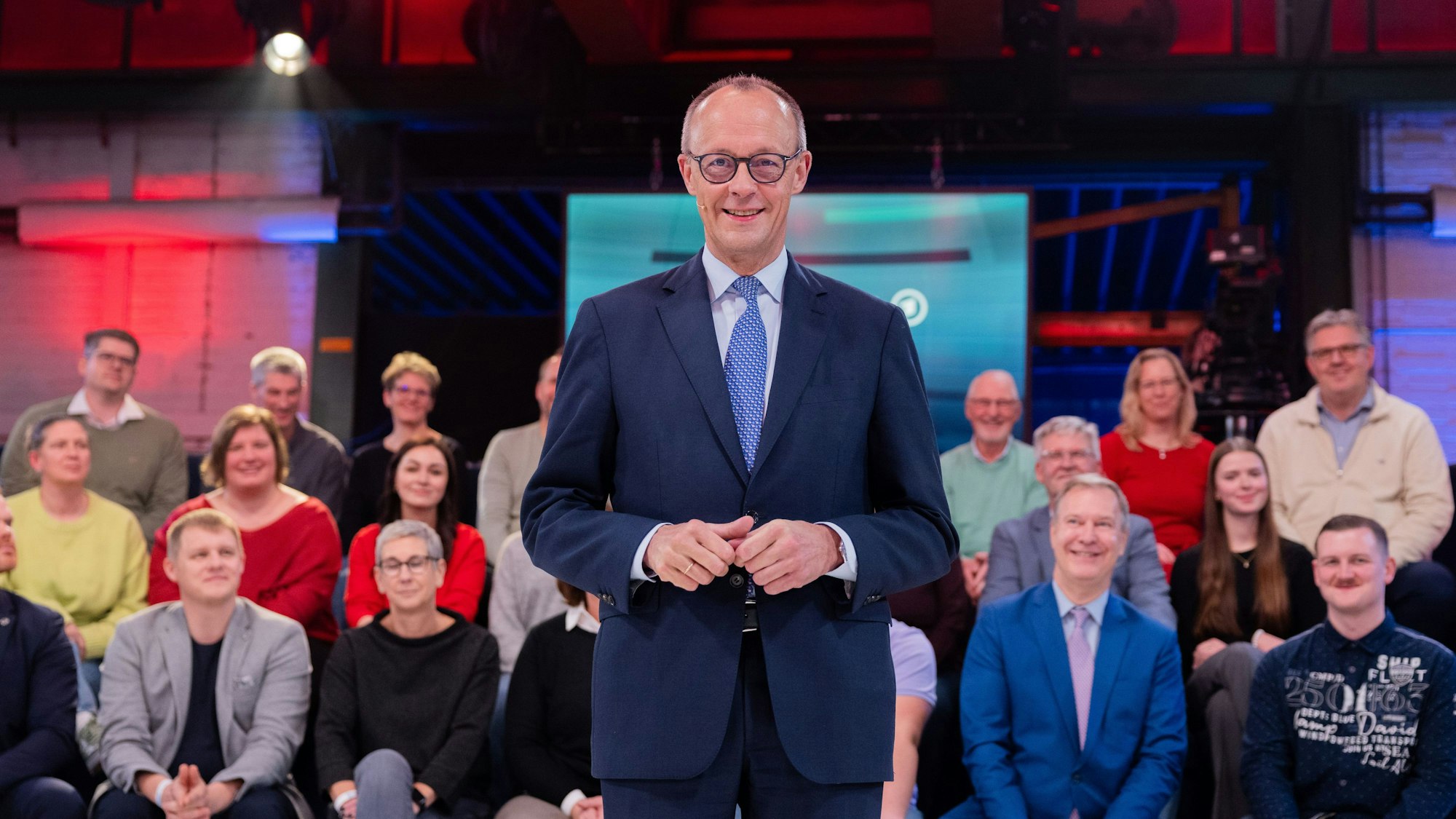 08.12.2025, Nordrhein-Westfalen, Niederkassel: Bundeskanzler Friedrich Merz (CDU) steht vor der Live-Sendung der ARD-„Arena“ in der Lemo Kulturhalle. Zum Ende seines ersten Jahres im Amt stellt sich der Bundeskanzler in der Sendung live den Fragen von Bürgerinnen und Bürgern. Foto: Rolf Vennenbernd/dpa +++ dpa-Bildfunk +++