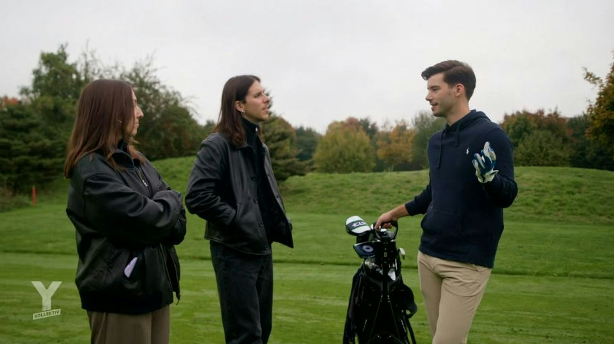 Influencer David Döbele (28, rechts) gibt Tipps, wie der Einstieg in die Finanzbranche klappt. Dafür steht er auch in der Kritik. (Bild: ARD)