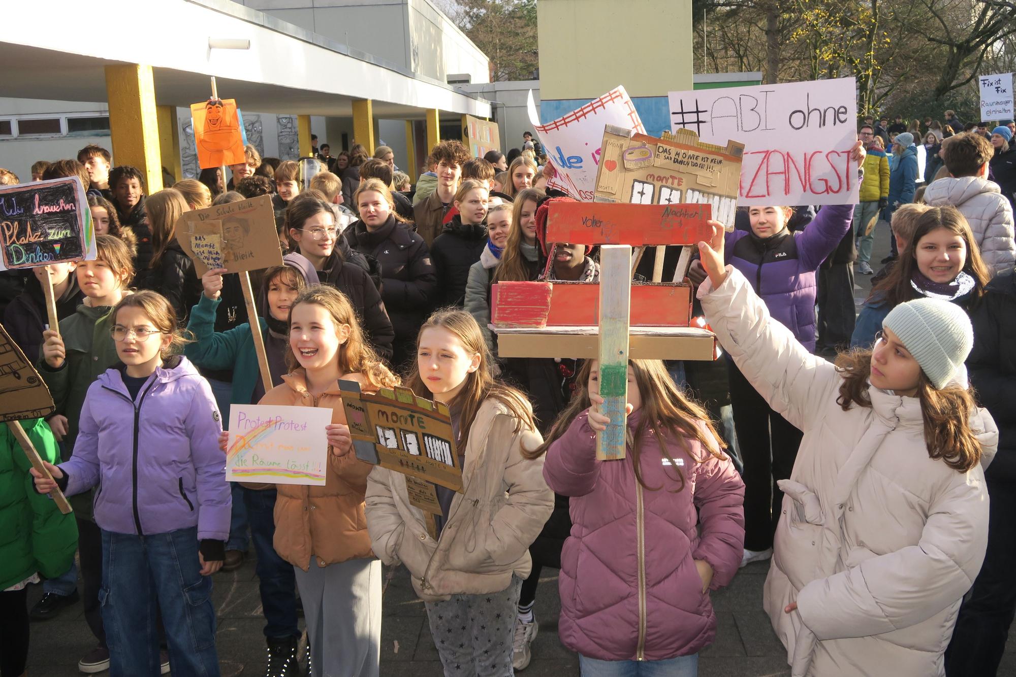 Engagement für eine gute Ausbildung: Kleine und große Monte-Schüler protestierten gegen die Folgen des neuen Musterraumprogramms.