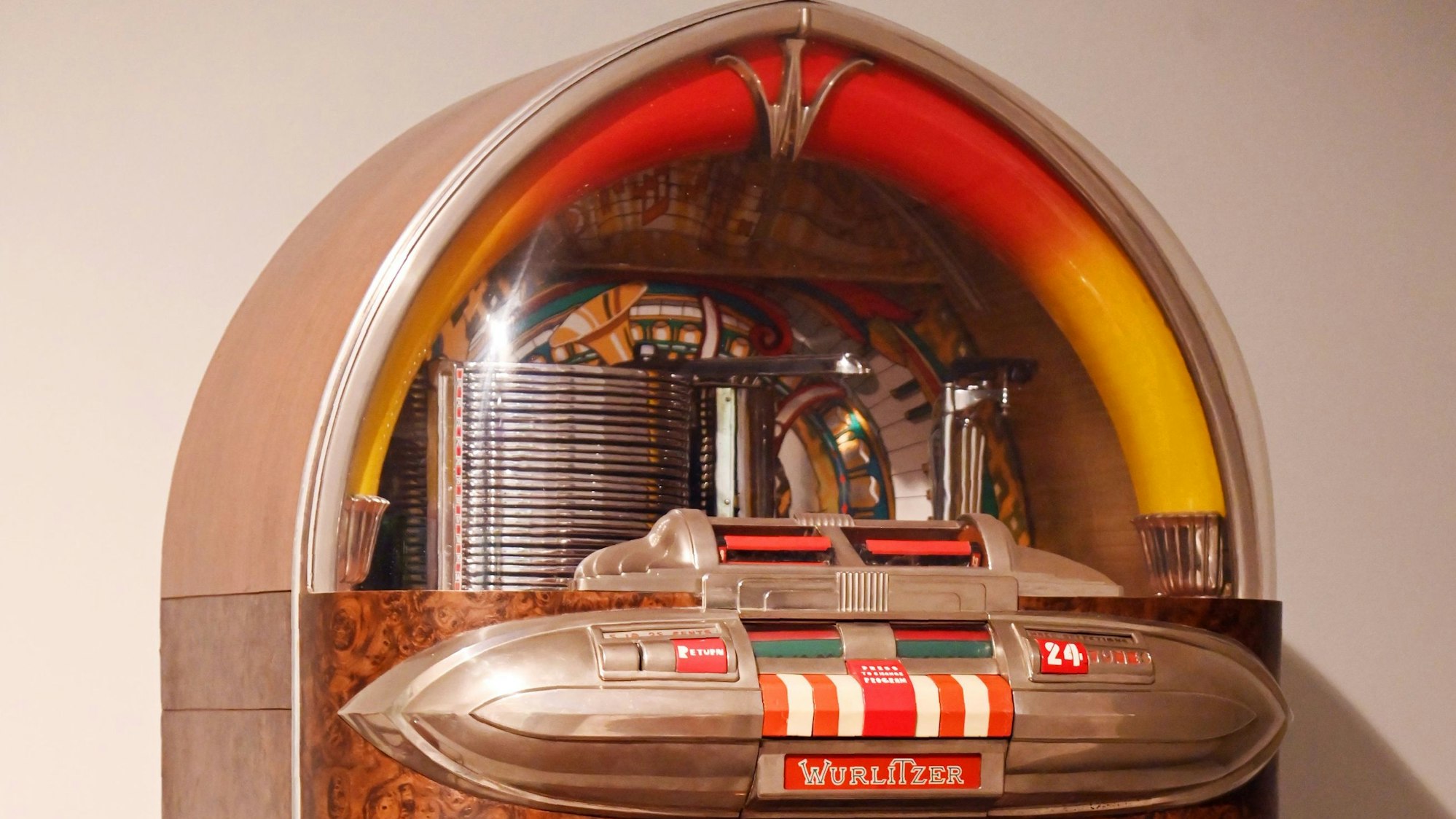 Der obere Teil einer Wurlitzer-Jukebox aus den 1940er Jahren, Museum für Angewandte Kunst Köln (MAKK)