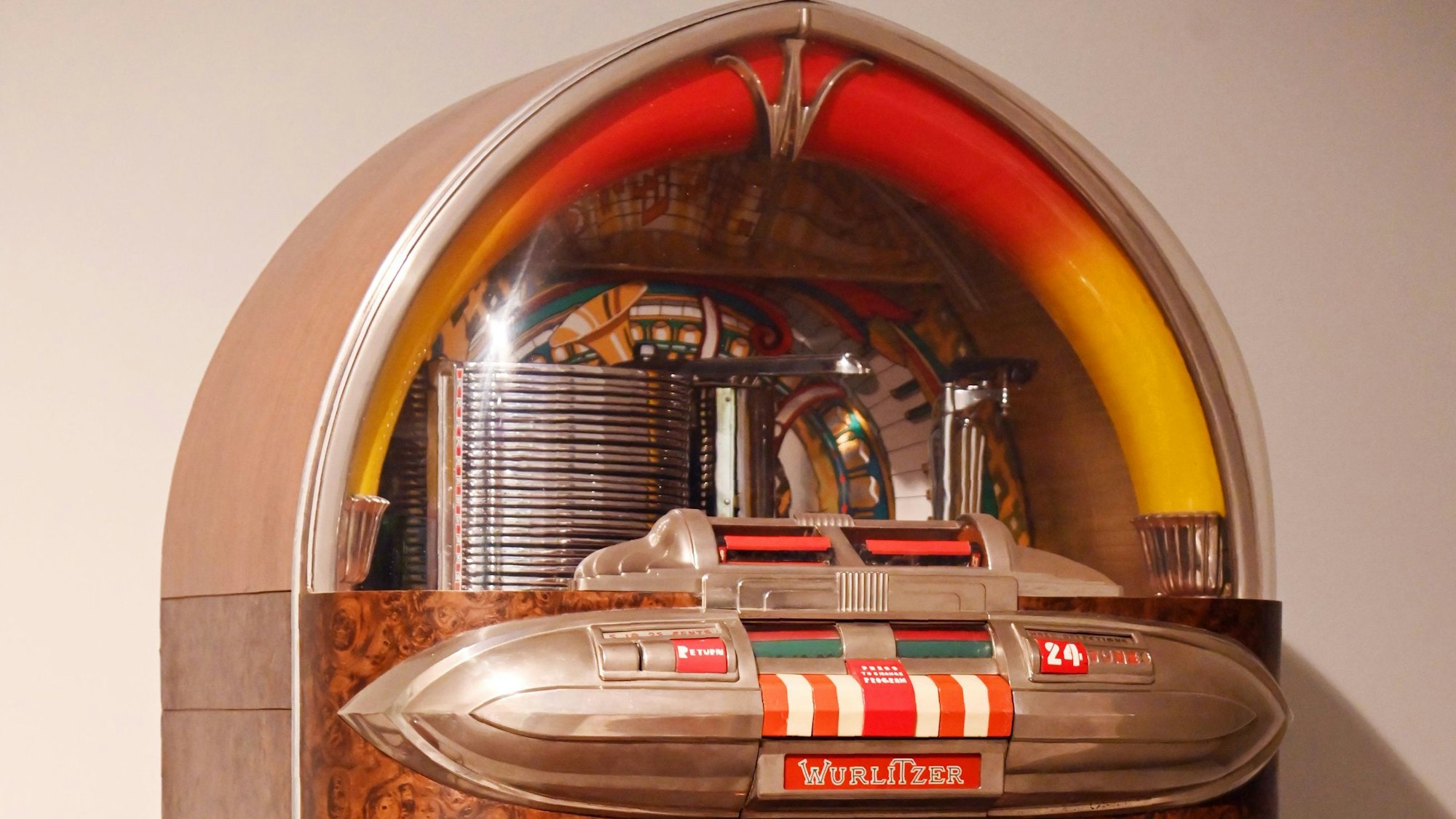 Der obere Teil einer Wurlitzer-Jukebox aus den 1940er Jahren, Museum für Angewandte Kunst Köln (MAKK)