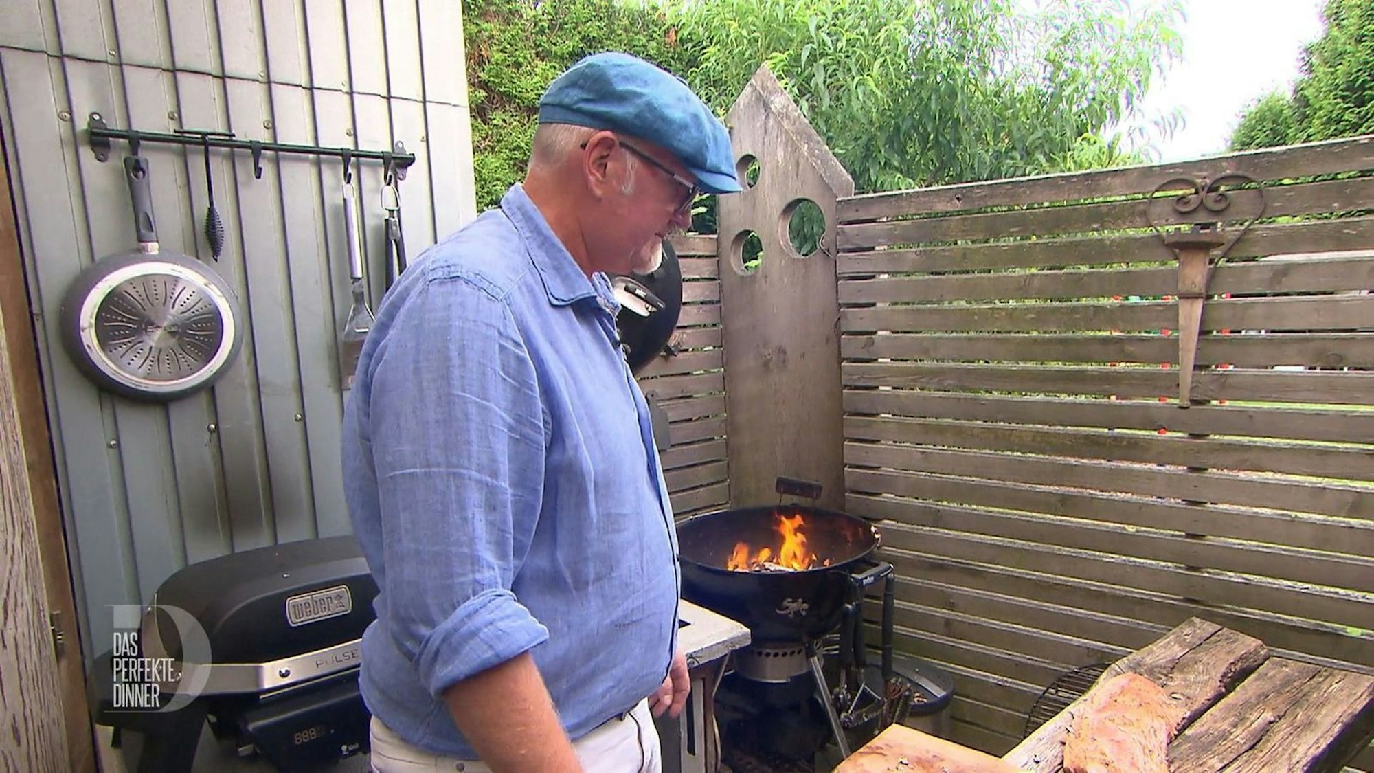 Der schöne Lachs ist leider neben dem Grill auf den Boden gefallen. Jetzt muss Heiner improvisieren.
(Bild: RTL)