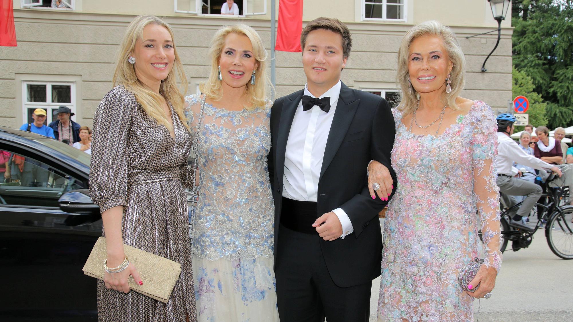 Theresa Prinzessin zu Leiningen und Prinz Aly Muhammad Aga Khan, die beiden Kinder von Gabriele Prinzessin zu Leiningen, sind gemeinsam mit ihrer Mutter und Großmutter Renate Thyssen-Henne bei der Auffahrt zur Oper „Orpheus in der Unterwelt“ während der Salzburger Festspiele 2019 zu sehen.