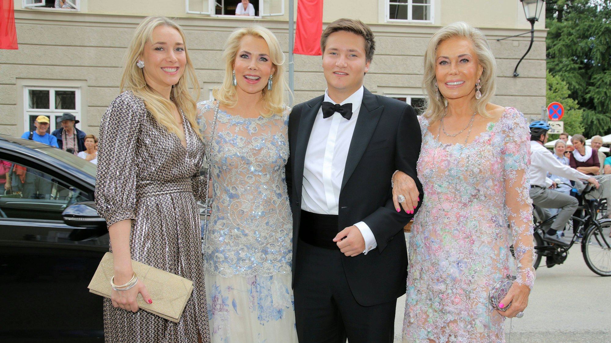 Theresa Prinzessin zu Leiningen und Prinz Aly Muhammad Aga Khan, die beiden Kinder von Gabriele Prinzessin zu Leiningen, sind gemeinsam mit ihrer Mutter und Großmutter Renate Thyssen-Henne bei der Auffahrt zur Oper „Orpheus in der Unterwelt“ während der Salzburger Festspiele 2019 zu sehen.
