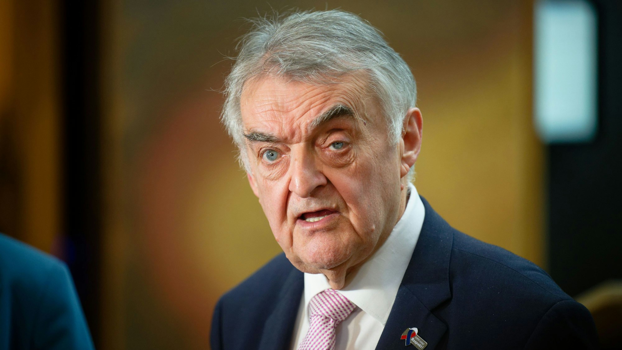 Auf dem Bild ist Herbert Reul (CDU) zu sehen, Innenminister des Landes Nordrhein-Westfalen.