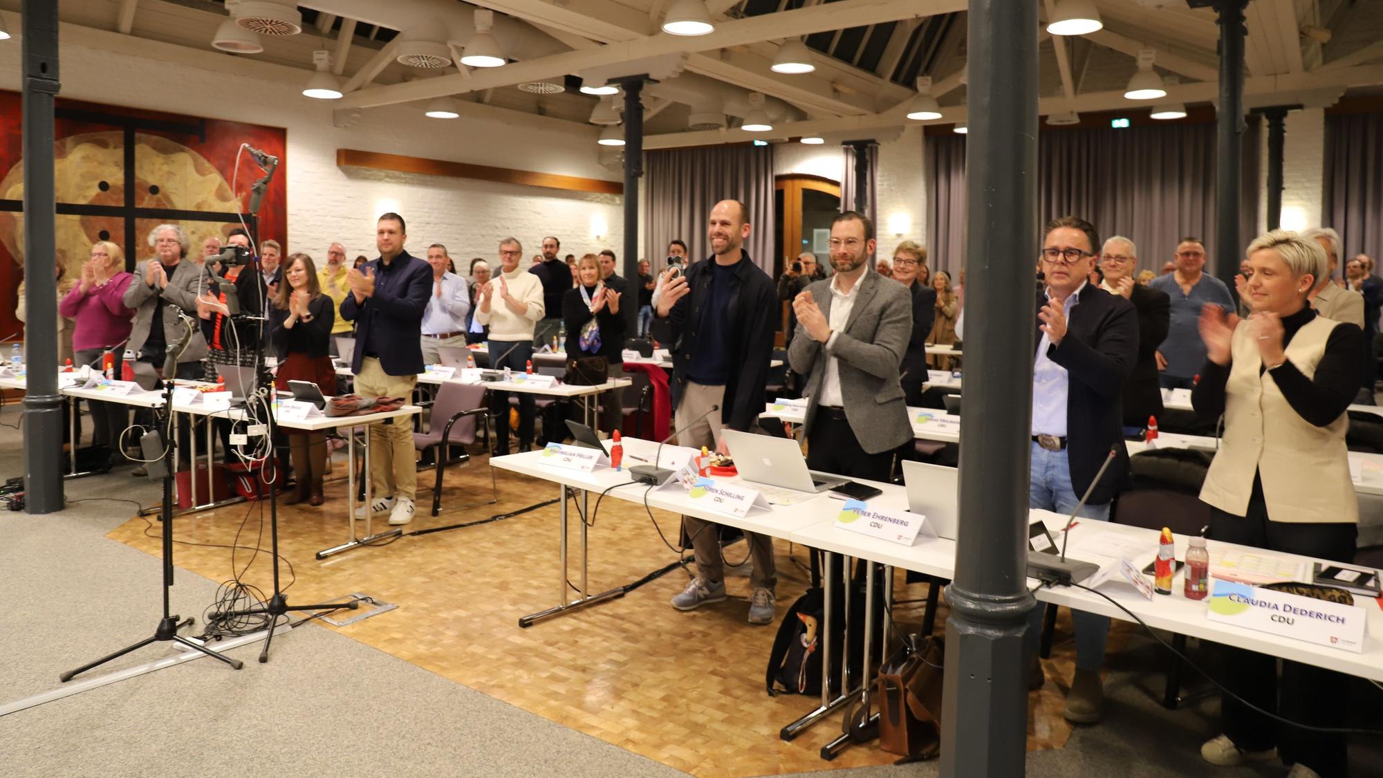 Vor der Verkündung der schlechten Nachrichten zur Haushaltslage verabschiedete der Stadtrat Thomas Wallau mit stehenden Ovationen.