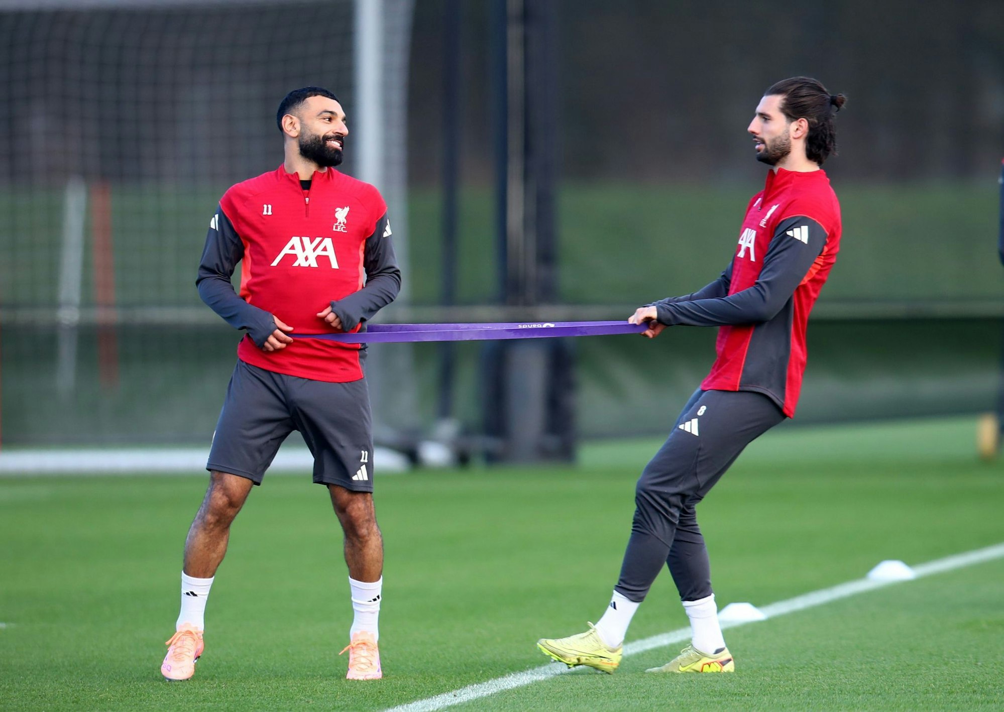 Bayern-Sportvorstand Max Eberl hat Spekulationen über eine mögliche Verpflichtung von Stürmerstar Mohamed Salah (l) vom FC Liverpool zurückgewiesen.