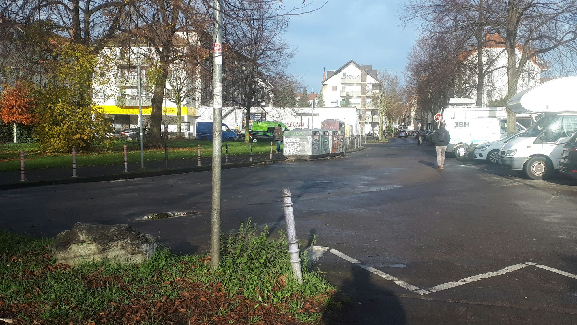An einem Wendehammer parken Autos, es stehen Glascontainer am Rand.