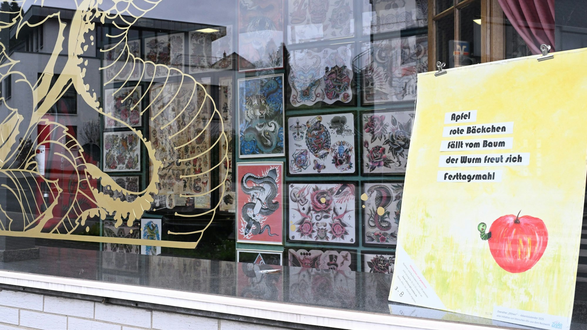 In einem Schaufenster befindet sich eine kleine Tafel mit einem kurzen Gedicht über einen Apfel darauf.
