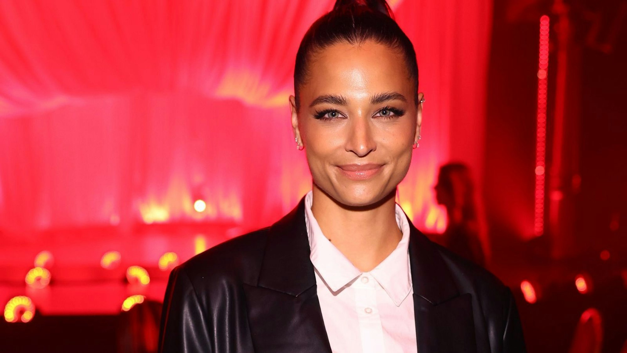 In ihrem gemeinsamen Podcast „Iced Macho Latte“ haben Amira Aly (Bild) und Paula Lambert über ihre optischen und charakterlichen No-Gos bei Männern gesprochen. (Bild: 2025 Getty Images/Sebastian Reuter)