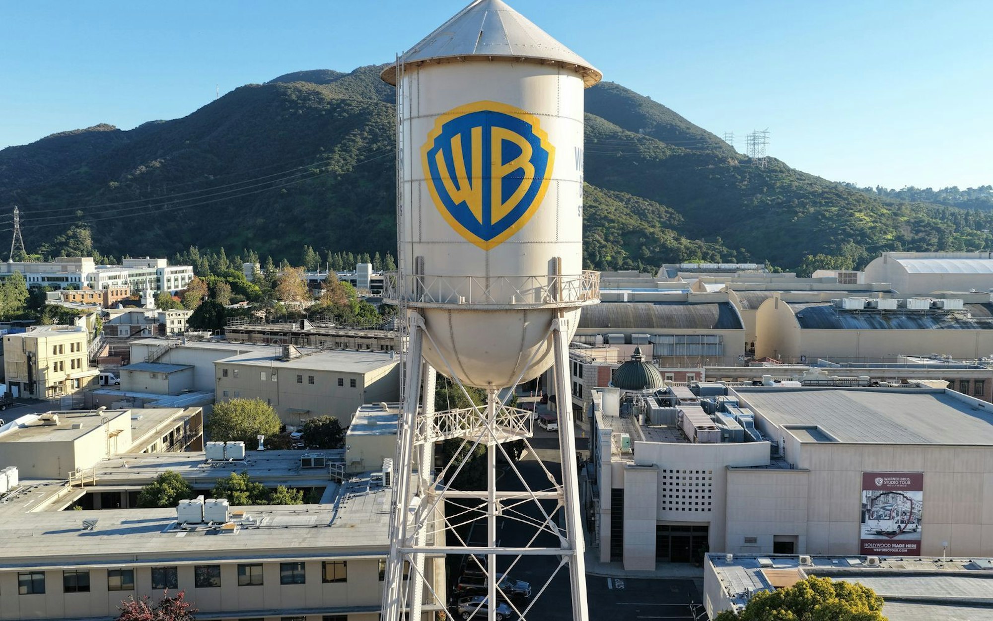 Film- und Medienkonzern Warner Bros Discovery steht im Zentrum eines Übernahme-Pokers mit brisanter politischer Dimension. (Bild: 2025 Getty Images/Mario Tama)