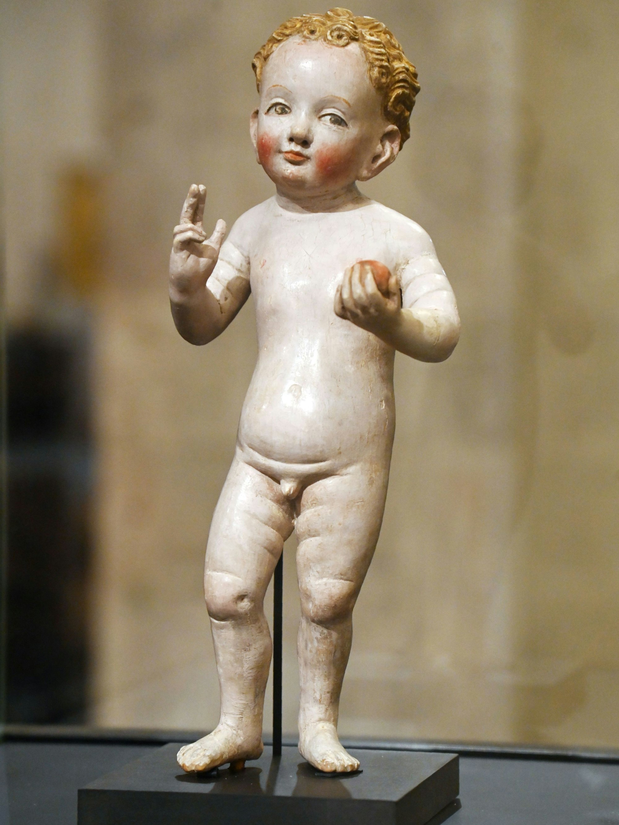 Die stehende Christusfigur aus Nussbaumholz konnte - wie eine Puppe - mit passenden Kleidern angezogen werden. Sie war für den Gebrauch in einem Nonnenkloster bestimmt.