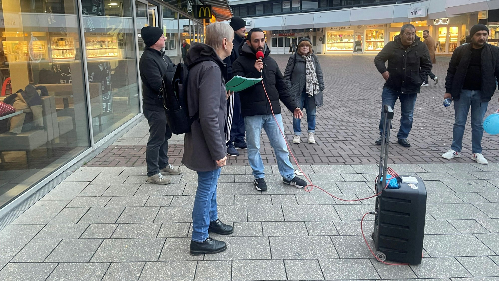 Hovhannes Ghazaryan ergriff im Rahmen der Kundgebung das Mikrofon.