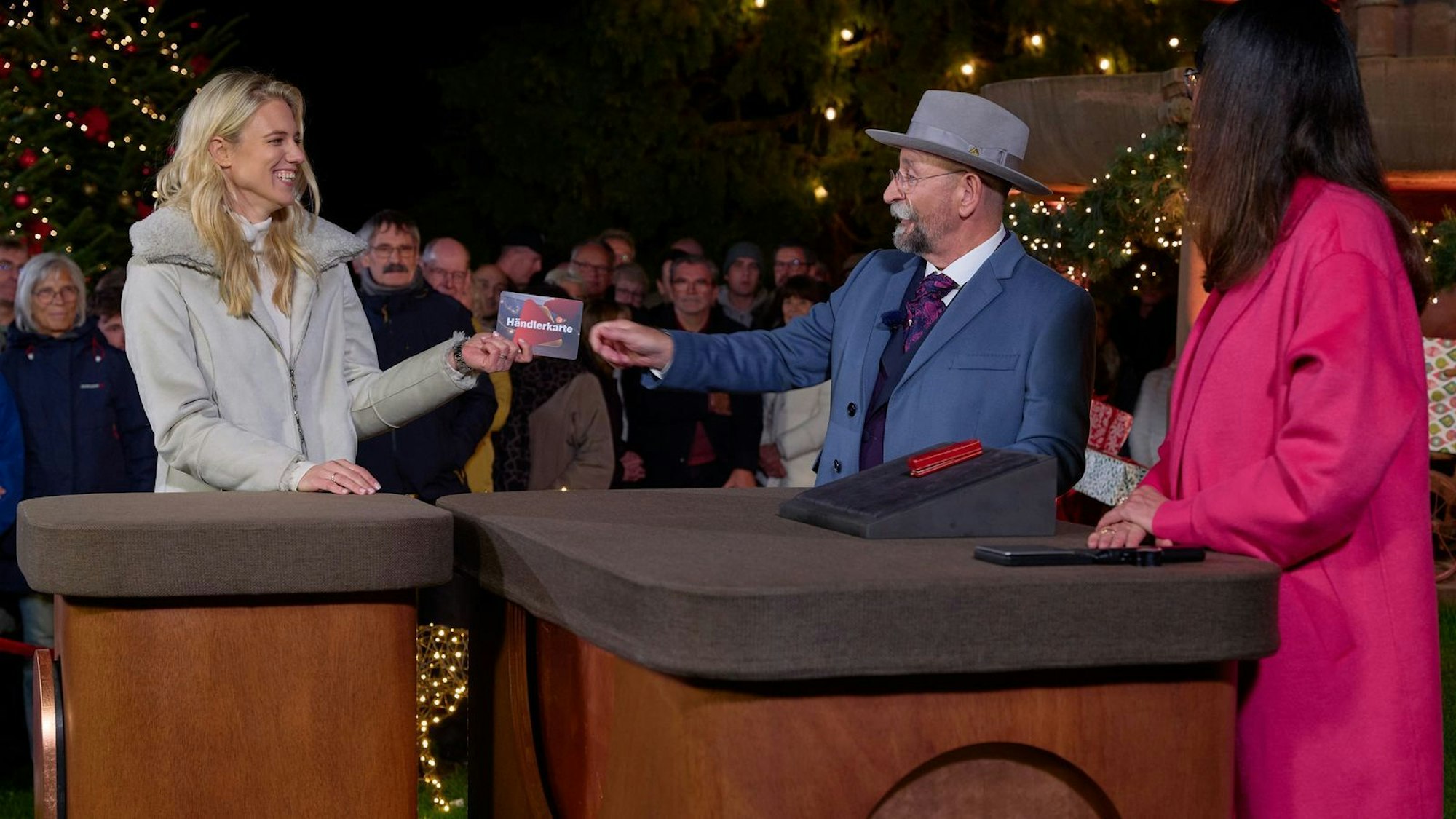 Horst Lichter überreichte Stargast Larissa Marolt (links) die Händlerkarte - obwohl deren Preisvorstellung stark von jener der Expertin Heide Rezepa-Zabel abwich. (Bild: ZDF / Frank Beer)