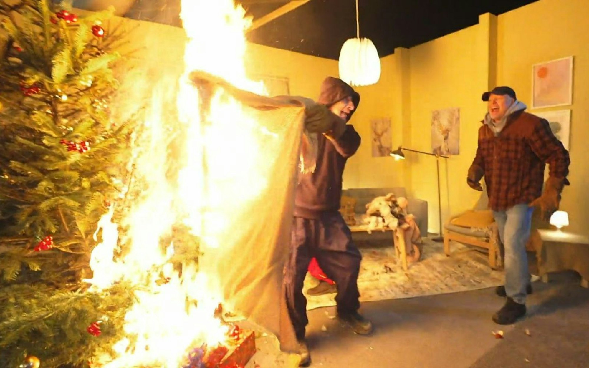 Der Arm eines Mitarbeites fängt Feuer, nachdem Stefan Raab in „Die Stefan Raab Show“ einen Weihnachtsbaum angezündet hat. (Bild: RTL)