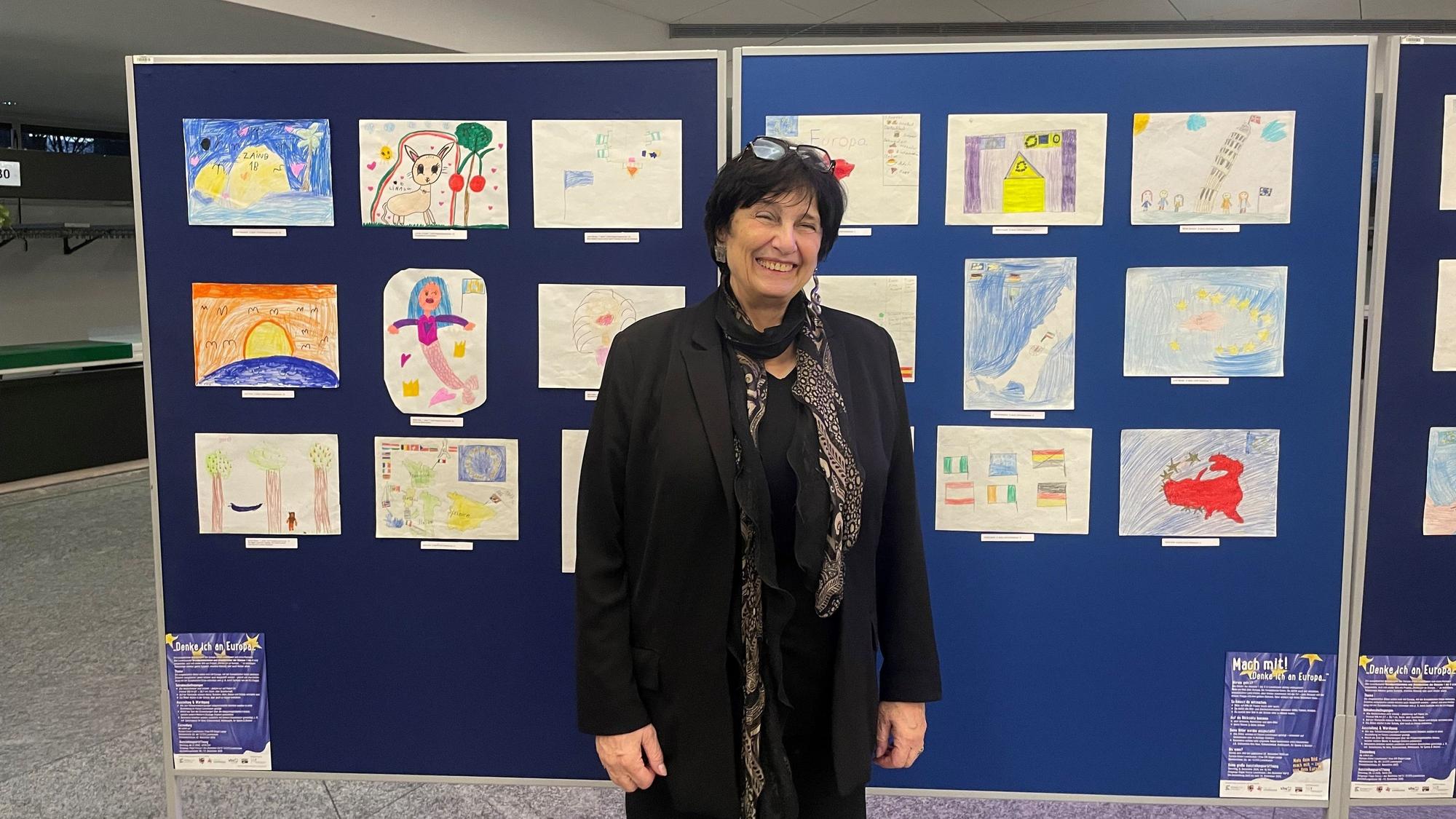 Ellen Loh-Bachmann zeigt einige der Werke der Europa-Ausstellung im Forum.
