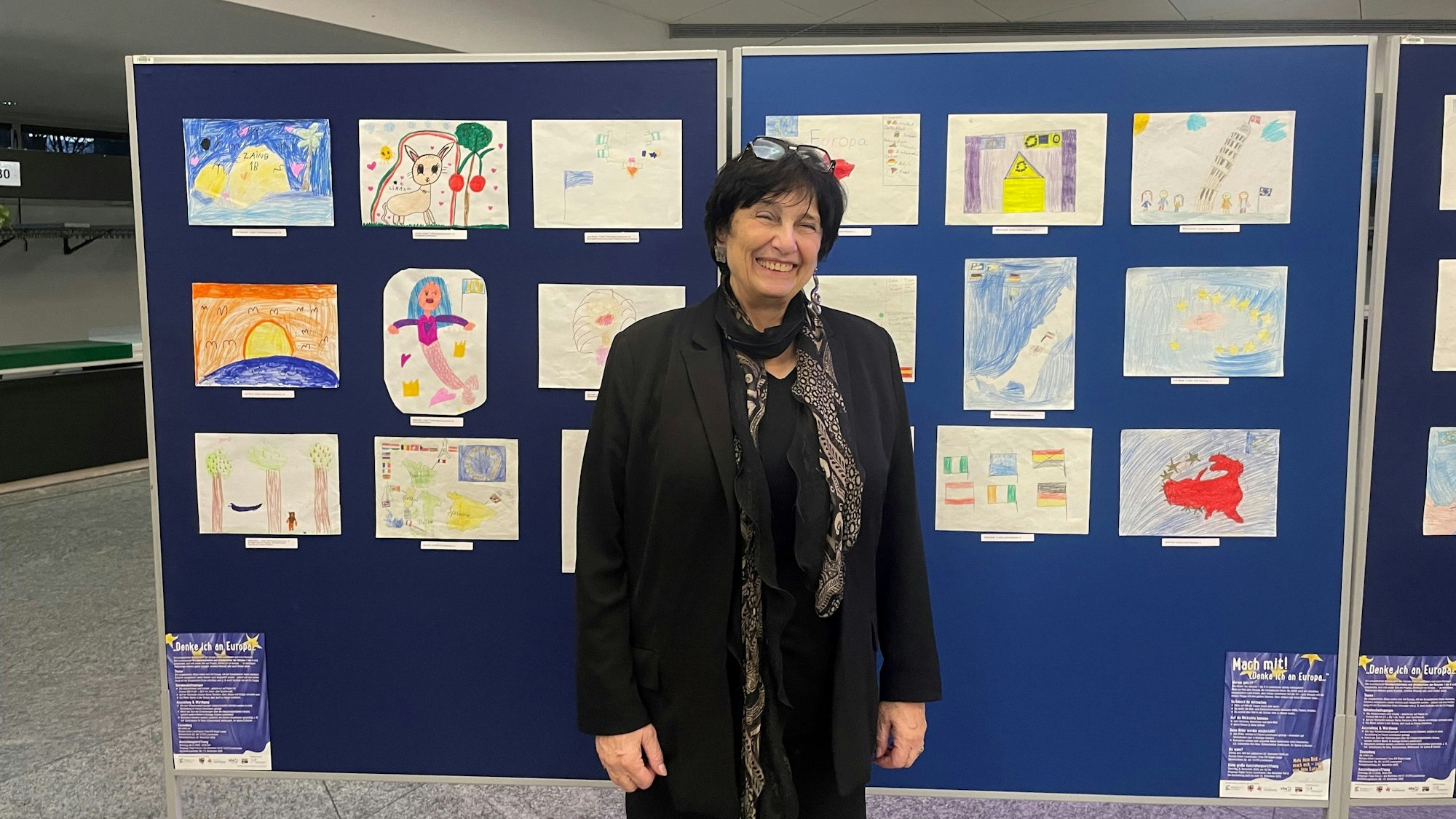 Ellen Loh-Bachmann zeigt einige der Werke der Europa-Ausstellung im Forum.