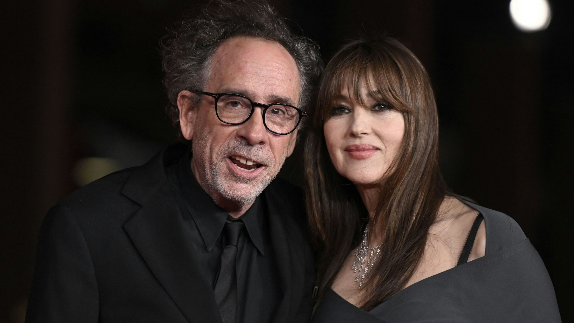 Tim Burton und Monica Bellucci posieren für Fotografen.