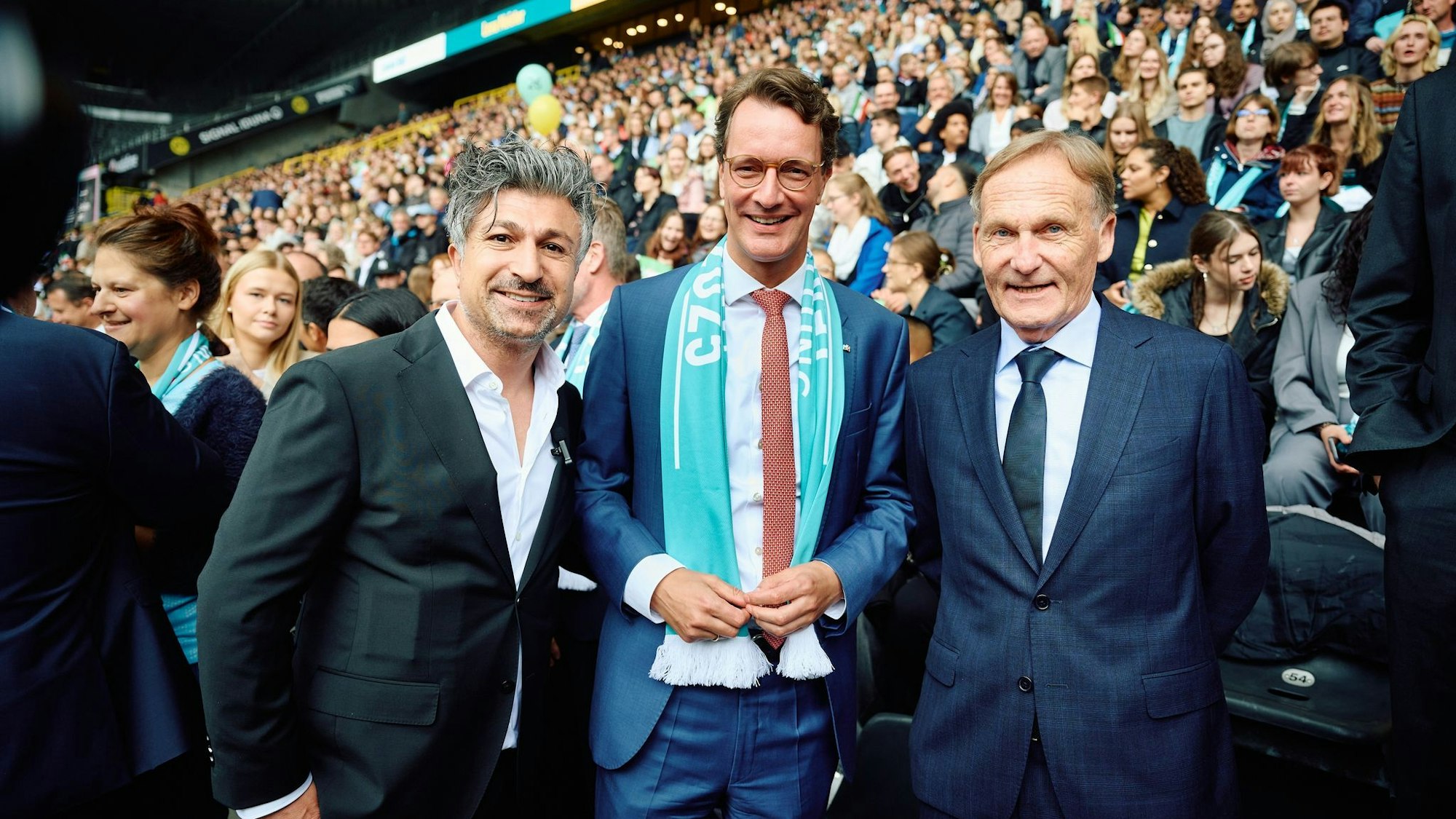 Lotto-Millionär Kürsat «Chico» Yildirim mit Ministerpräsident Hendrik Wüst (CDU) und der scheidende BVB-Geschäftsführer Watzke