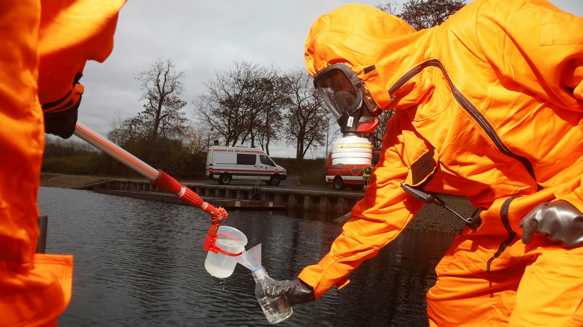 08.12.2025, Köln: Probenentnahme vom Wasser am Fühlinger See von der Analytischen Task Force Köln (ATF Köln). Foto: Arton Krasniqi