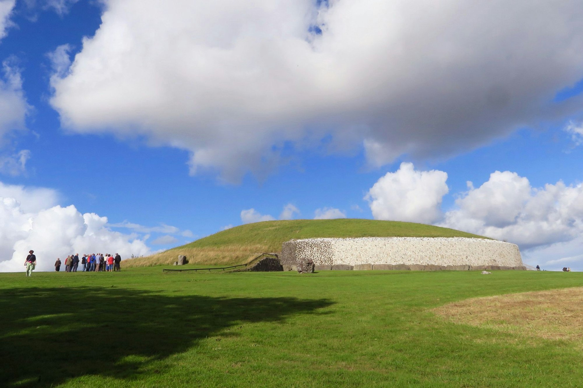 Die Grabanlage von Newgrange: Die Kammer verbirgt sich unter dem Hügel.