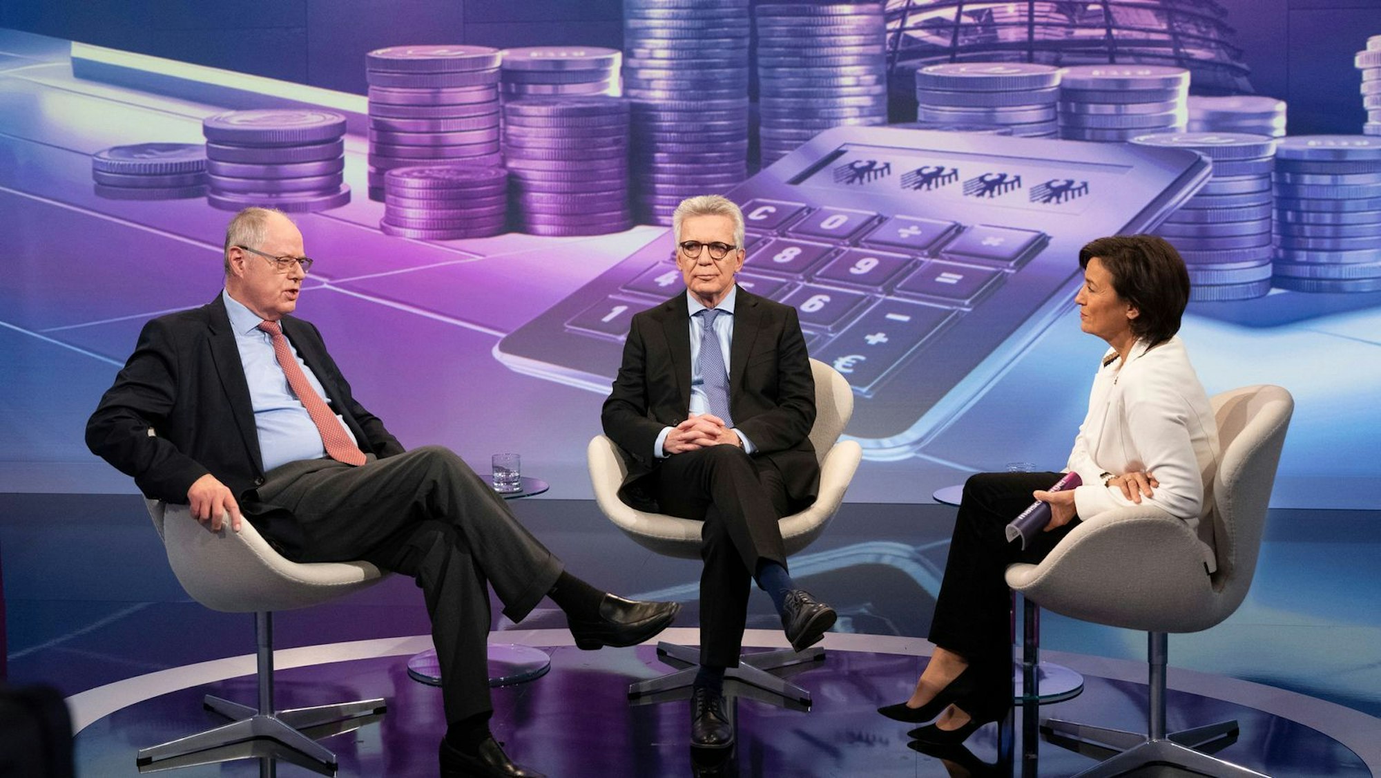 Europa sei auf sich selbst zurückgeworfen, erklärt der ehemalige SPD-Kanzlerkandidat Peer Steinbrück (l.) bei Maischberger. (Bild: WDR/ Melanie Grande)