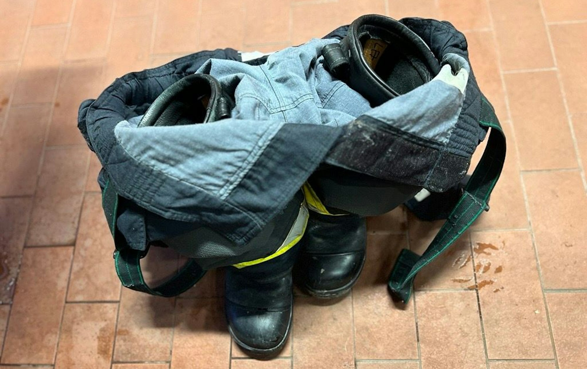 Wenn es schnell gehen muss: Stiefel und Hose stehen in der Fahrzeughalle zum Reinschlüpfen bereit.