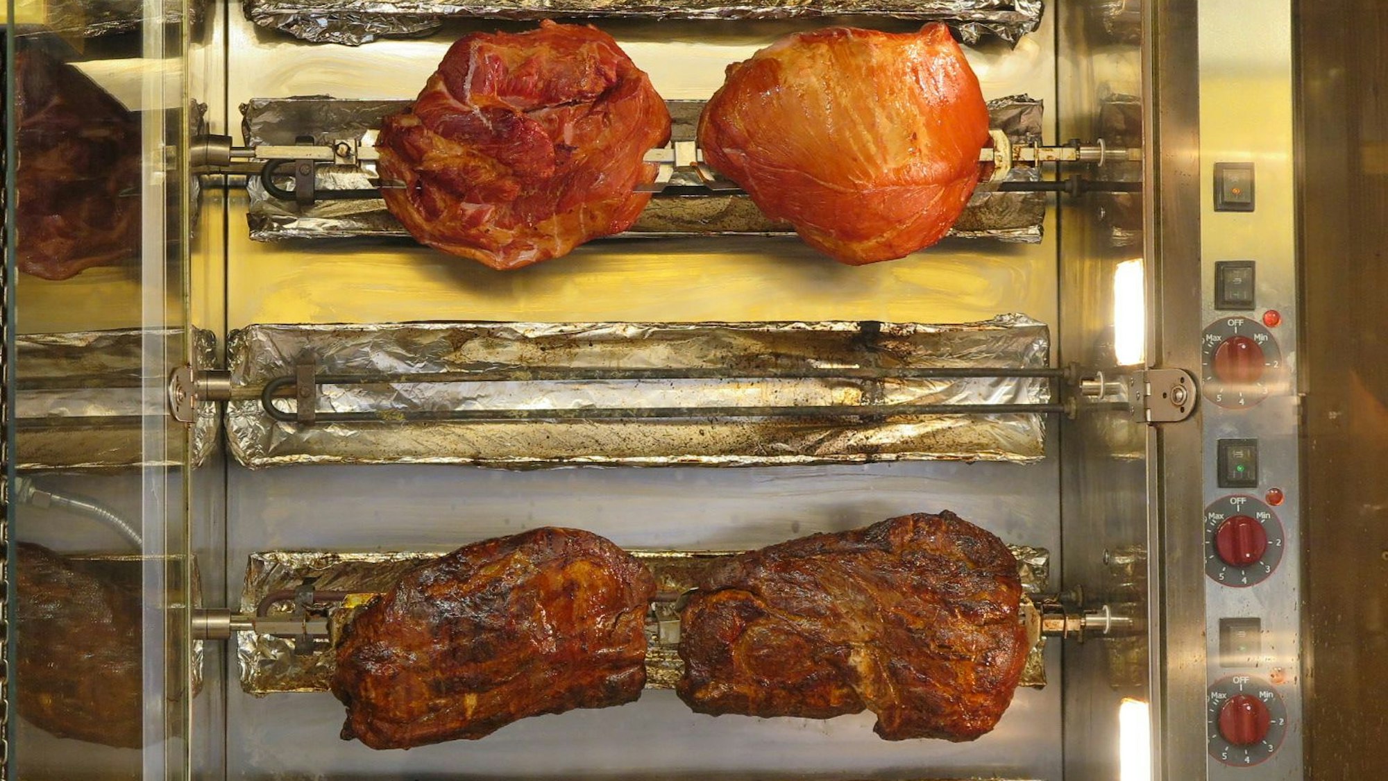 Das Bild zeigt Prager Schinken am Spieß.