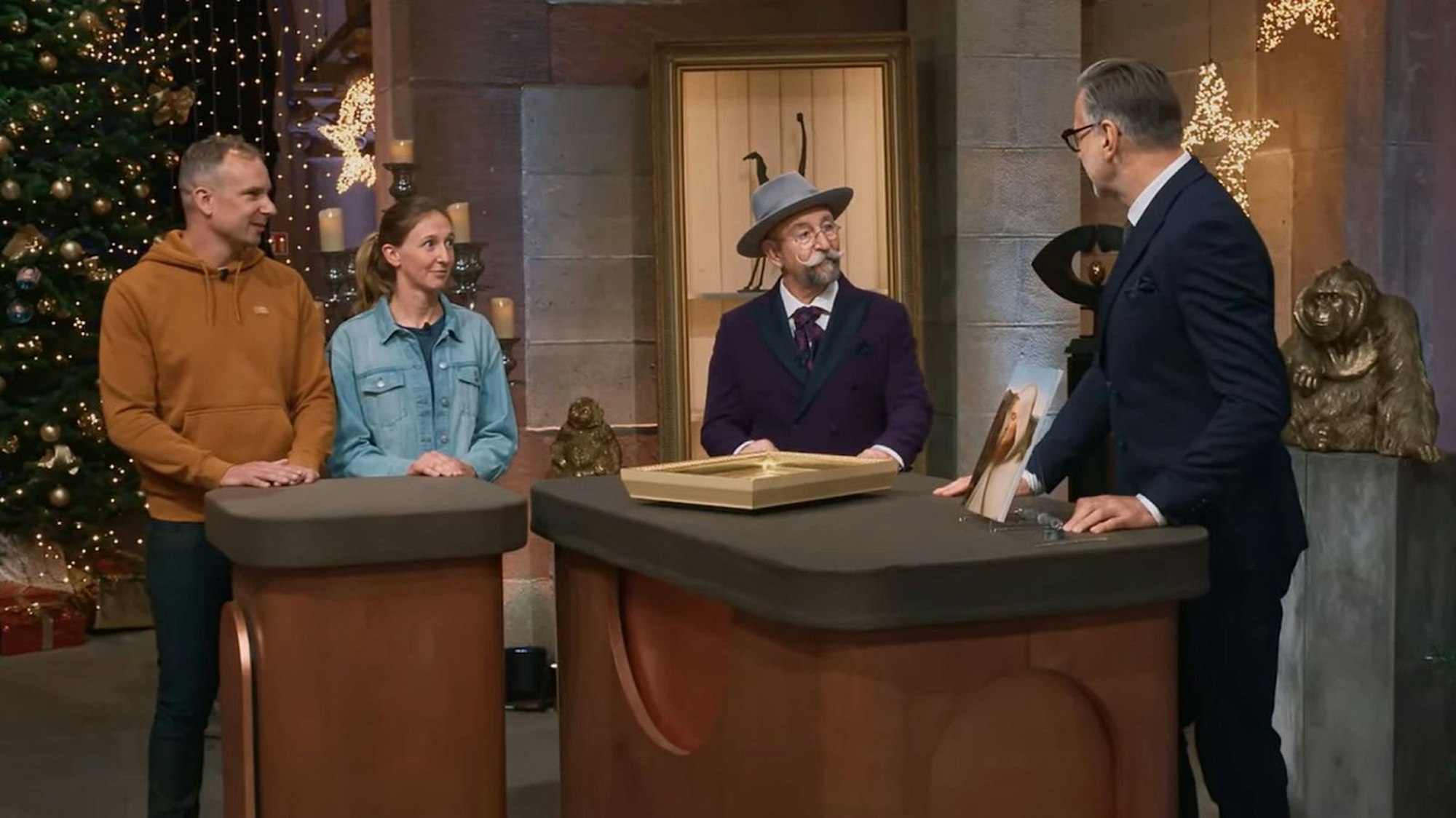 Verkäuferin Sonja erzählt die kuriose Geschichte zu ihrem Fliesen-Bild. (Bild: ZDF)