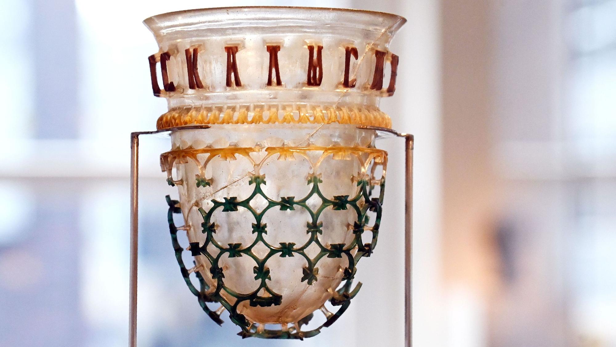 Diatretglas - oder auch Netzbecher - aus dem Römisch-Germanischen Museum in Köln