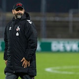 U19-Coach Stefan Ruthenbeck geht über das Spielfeld.