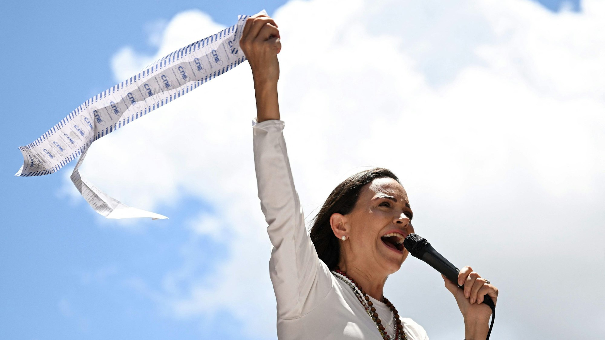 Die venezolanische Oppositionsführerin María Corina Machado spricht bei einer Veranstaltung zu ihren Anhängern. (Archivbild)