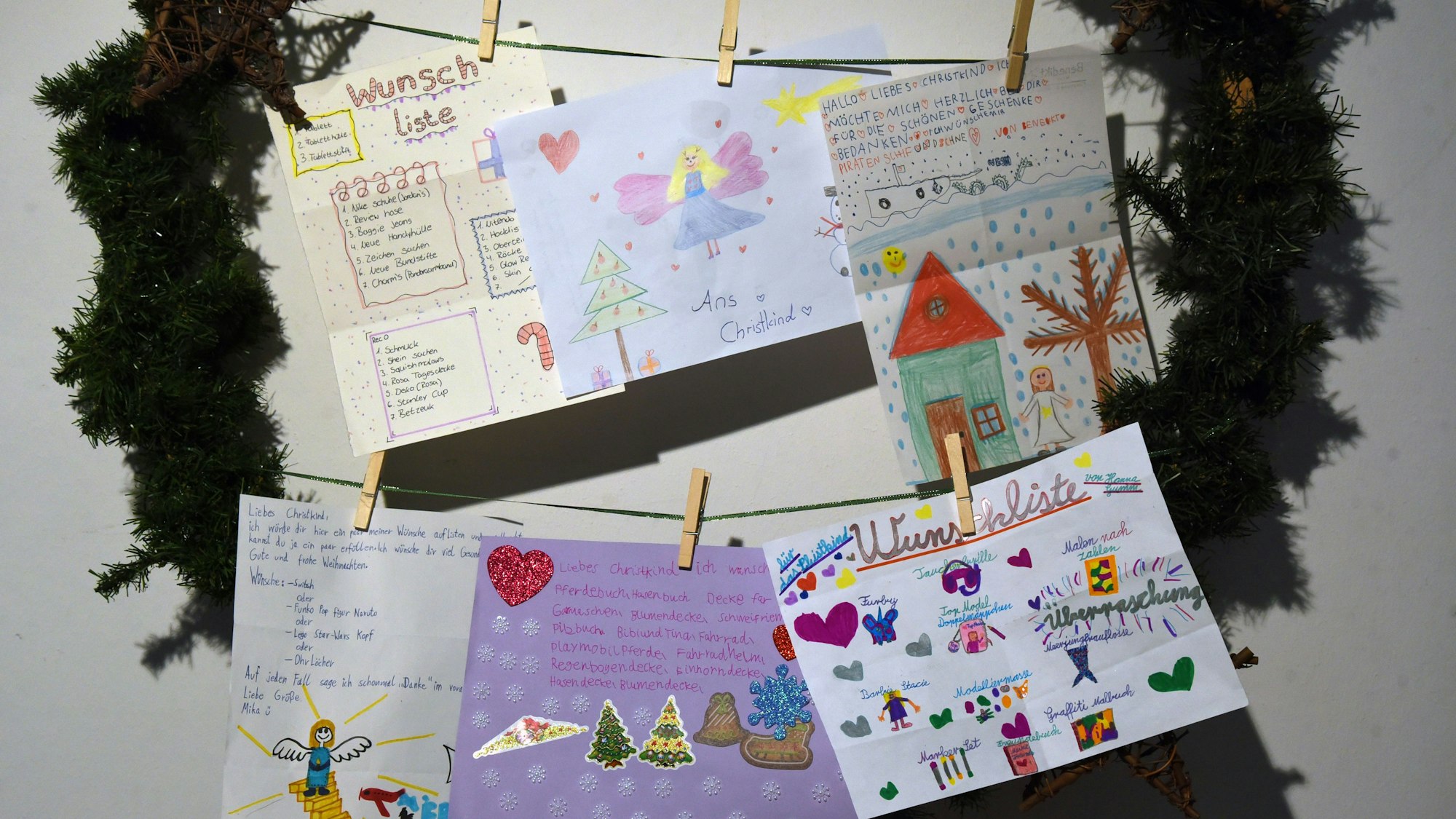 Wunschzettel hängen an einer Leine.